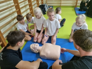 Dzieci uczą się pierwszej pomocy