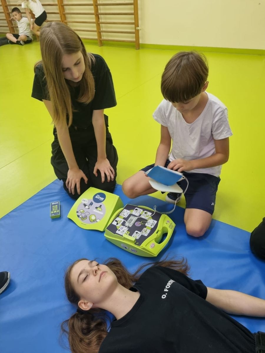Dzieci uczą się pierwszej pomocy