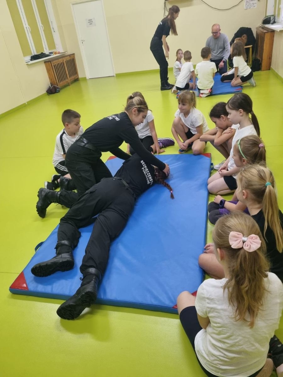 Dzieci uczą się pierwszej pomocy