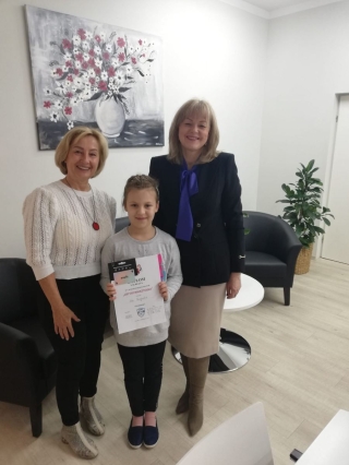 Laureatka z nauczycielką i dyrektorką
