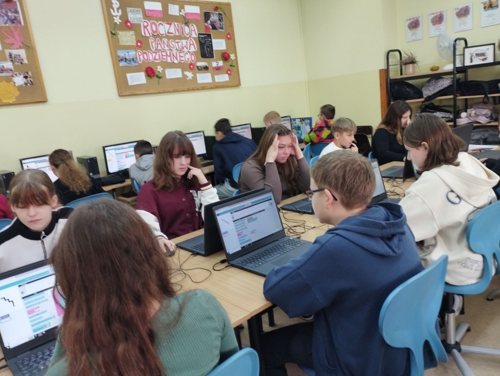 uczniowie podczas kodowania