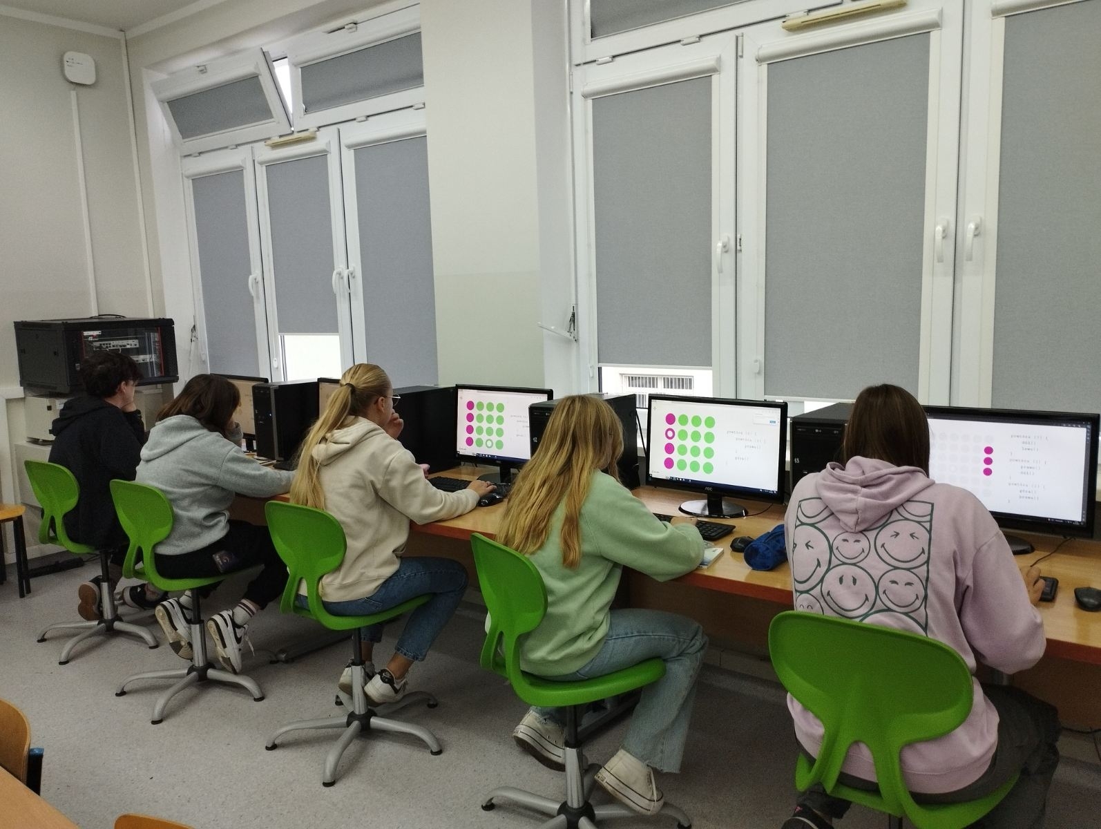 uczniowie podczas kodowania