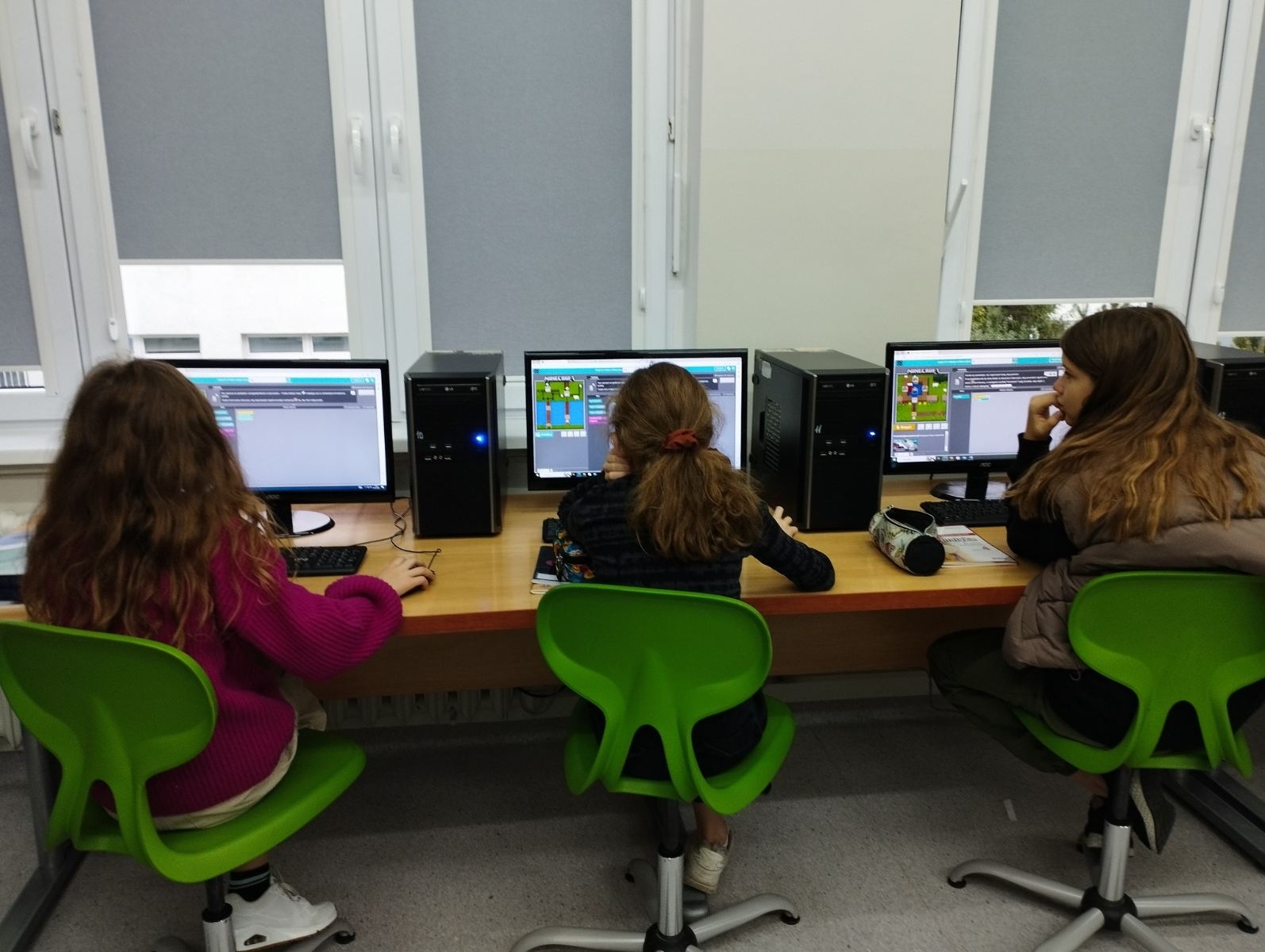 uczniowie podczas kodowania