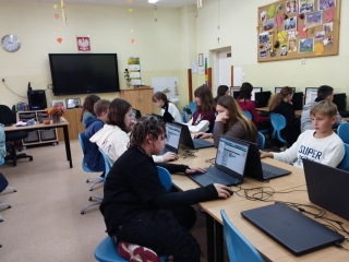 uczniowie podczas kodowania