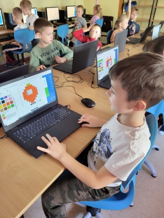 uczniowie podczas kodowania