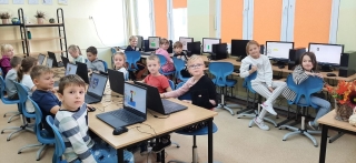 uczniowie podczas kodowania