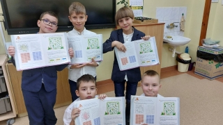 uczniowie podczas kodowania