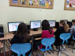 uczniowie podczas kodowania