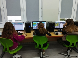 uczniowie podczas kodowania