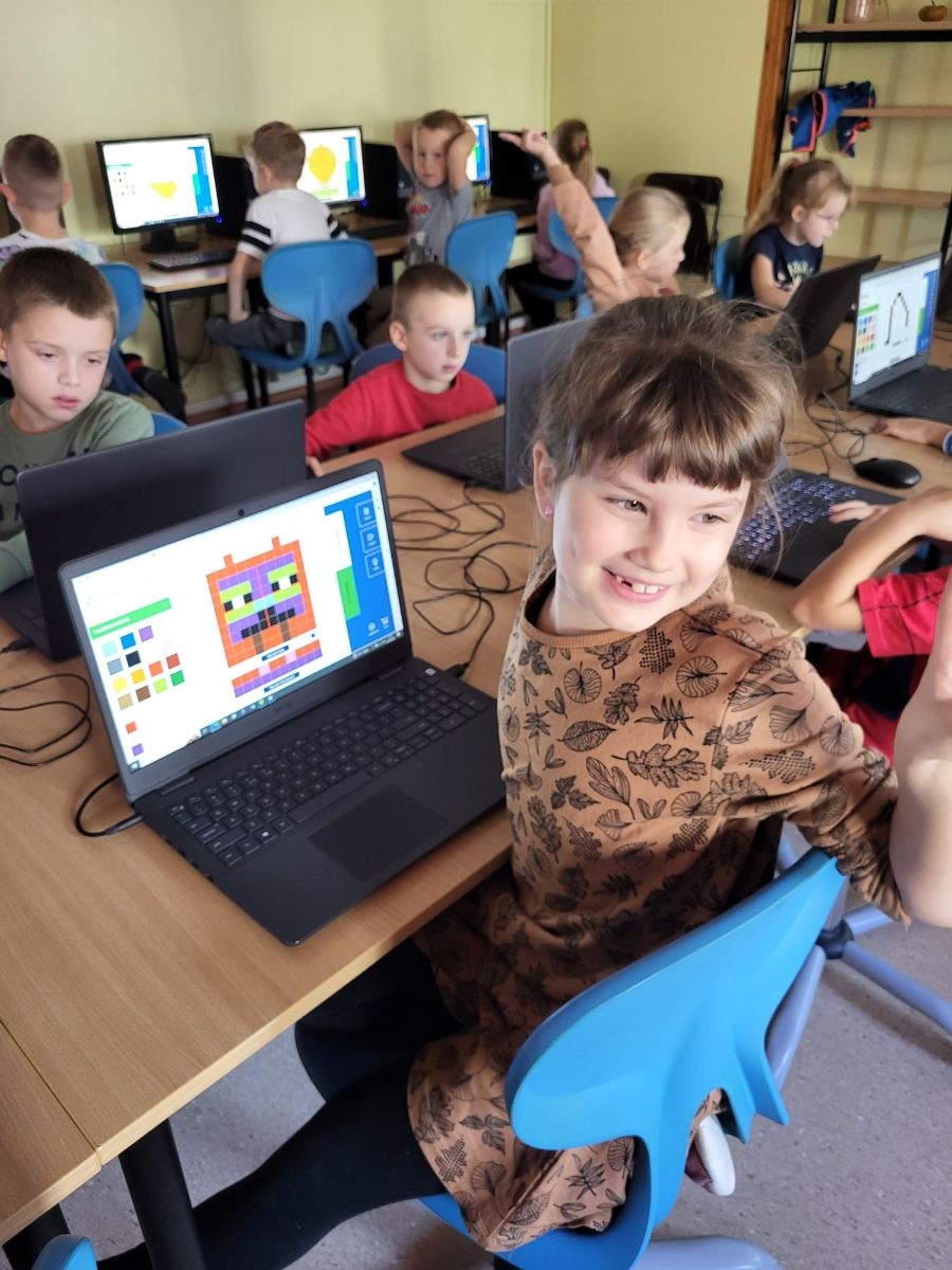 uczniowie podczas kodowania