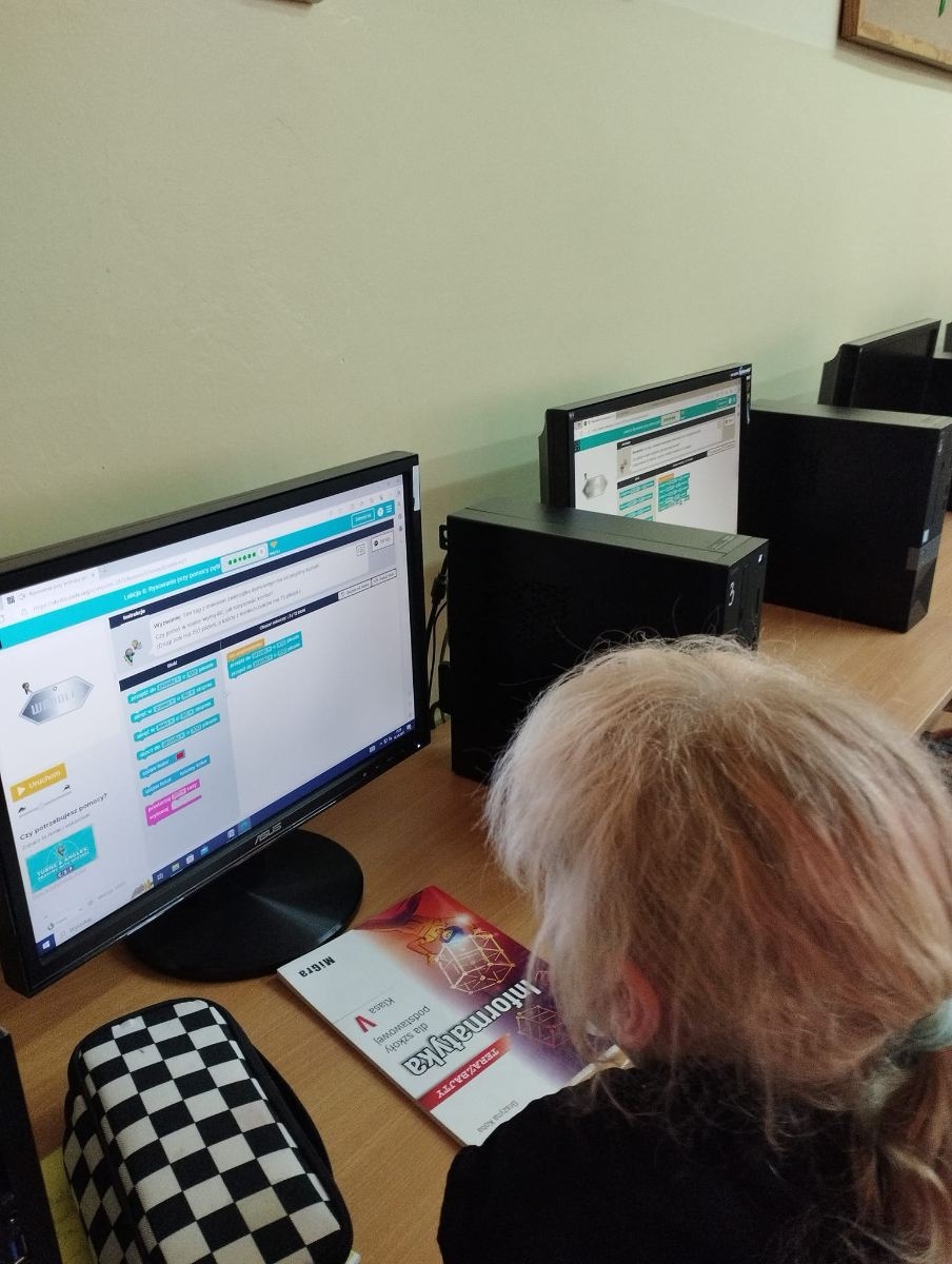 uczniowie podczas kodowania