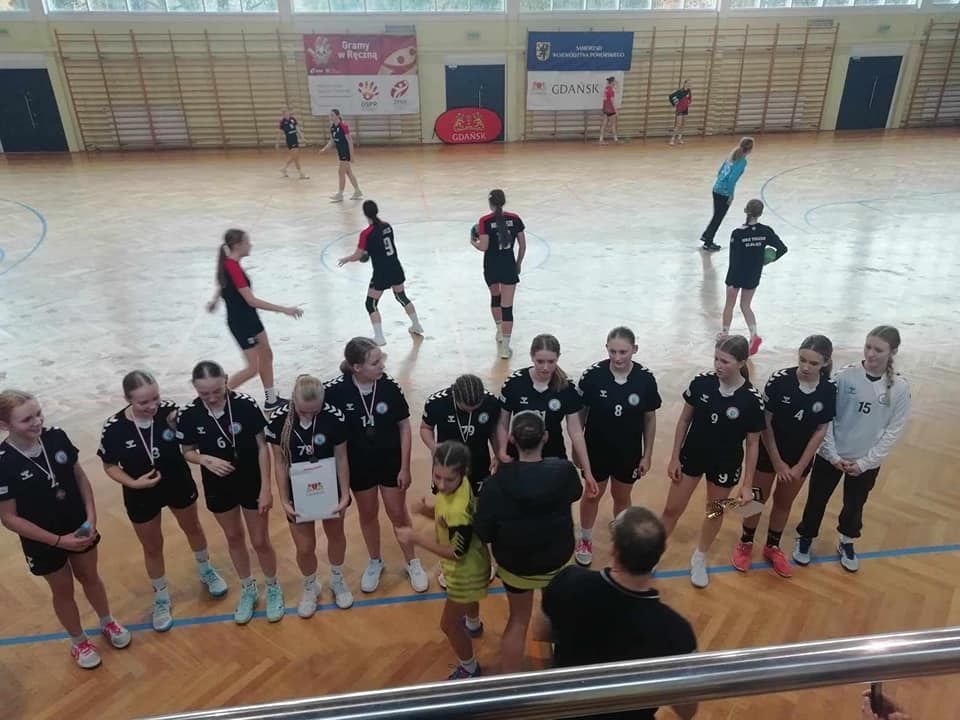 dziewczęta z klas 7a i 8a 