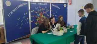 przy stanowisku zagadek i rebusów