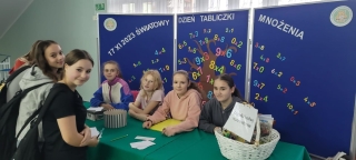 przy stanowisku zagadek i rebusów