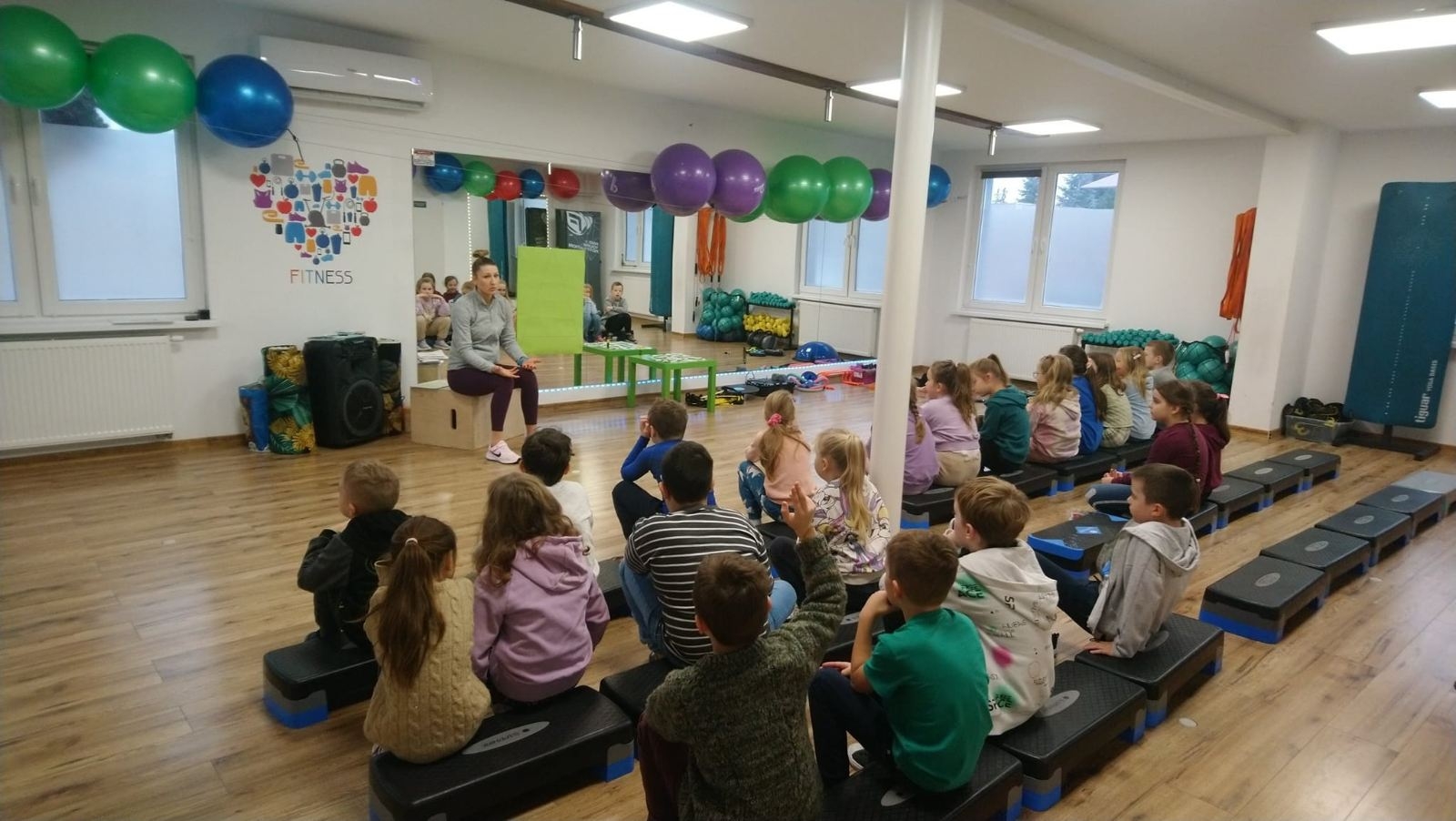 dzieci słuchające instruktorki