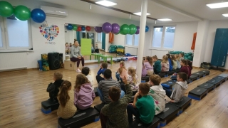 dzieci słuchające instruktorki