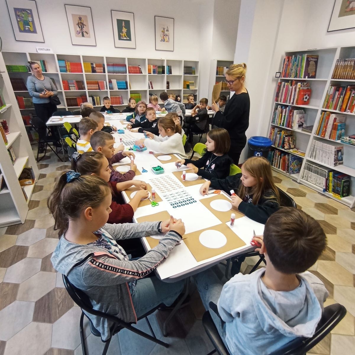 dzieci wykonują prace plastyczne