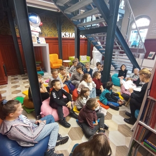 dzieci słuchają bajki