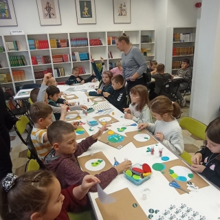 dzieci wykonują prace plastyczne