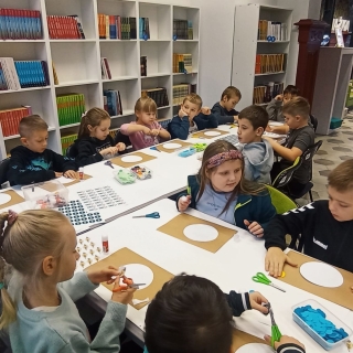 dzieci wykonują prace plastyczne