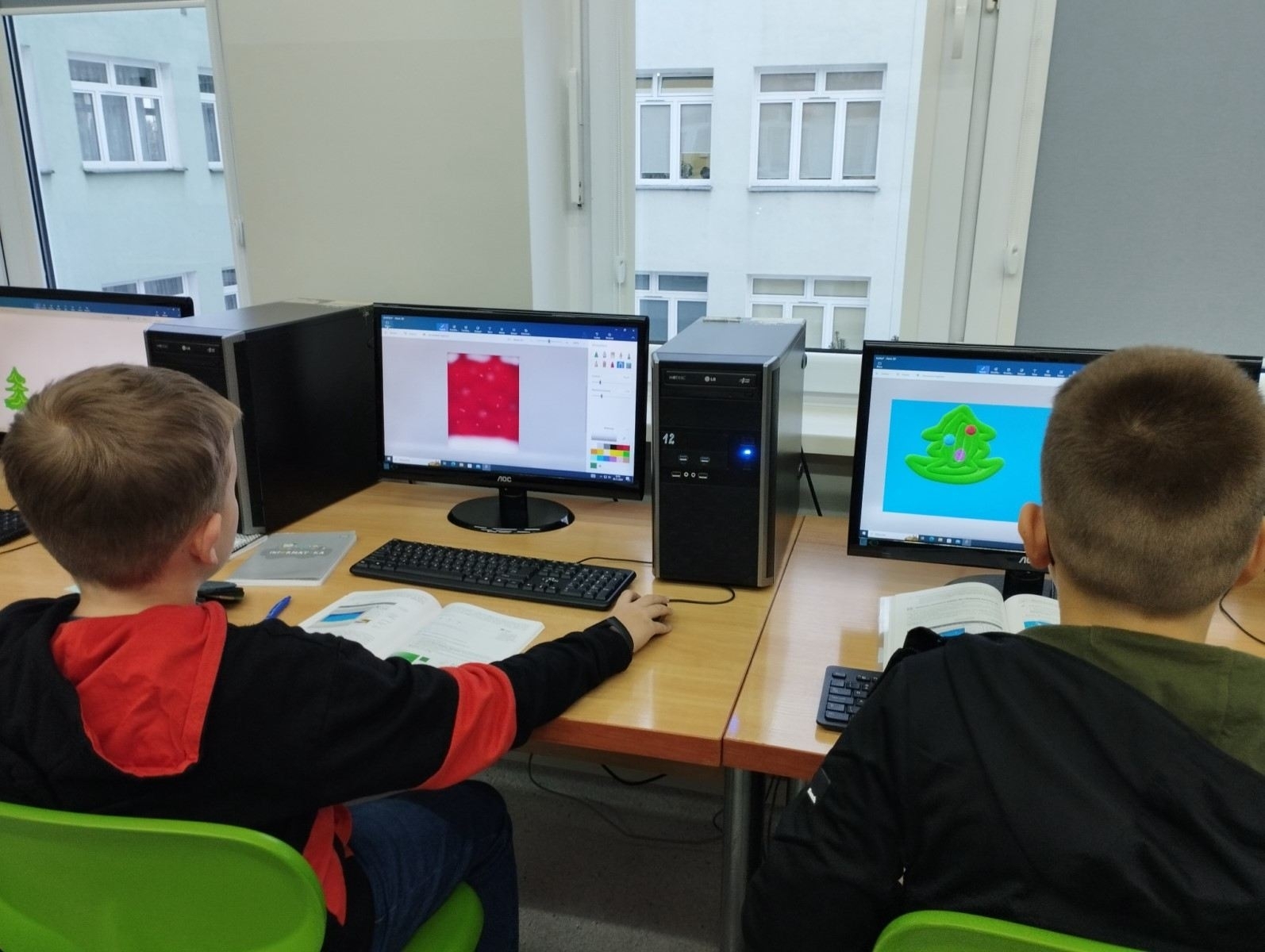 uczniowie tworzą kartki w Paincie 3D