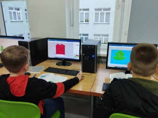 uczniowie tworzą kartki w Paincie 3D