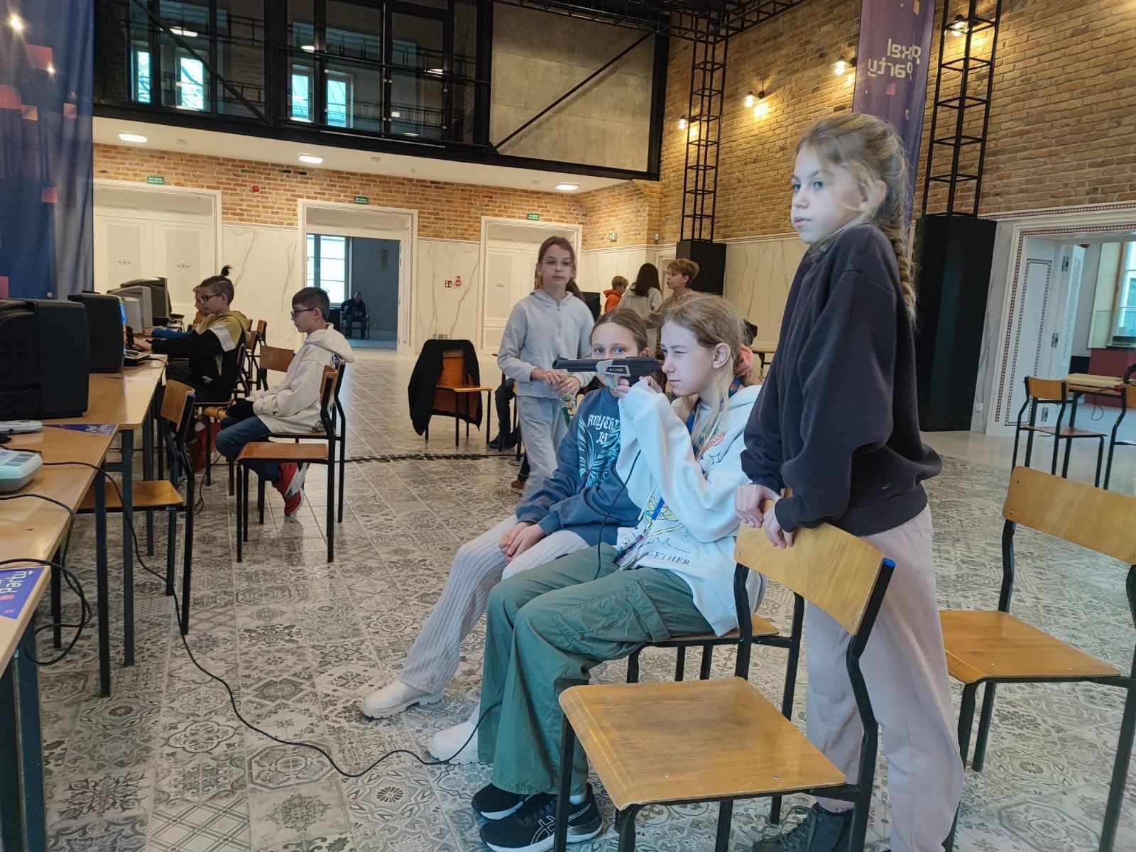 uczniowie 5a oglądają sprzęt komputerowy z lat 80-tych