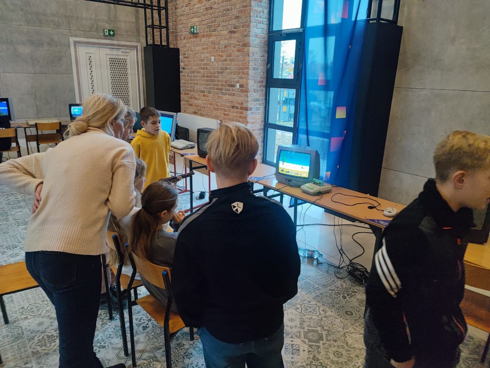 uczniowie 5a oglądają sprzęt komputerowy z lat 80-tych