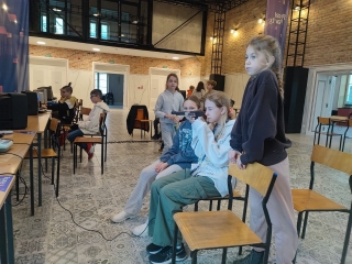 uczniowie 5a oglądają sprzęt komputerowy z lat 80-tych