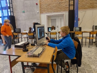 uczniowie 5a oglądają sprzęt komputerowy z lat 80-tych