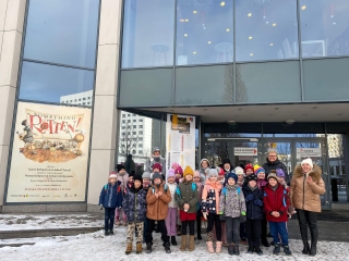 Dzieci przed teatrem