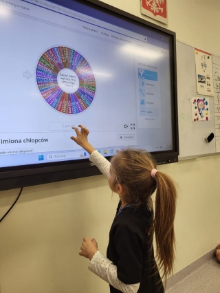 dzieci-tablica multimedialna