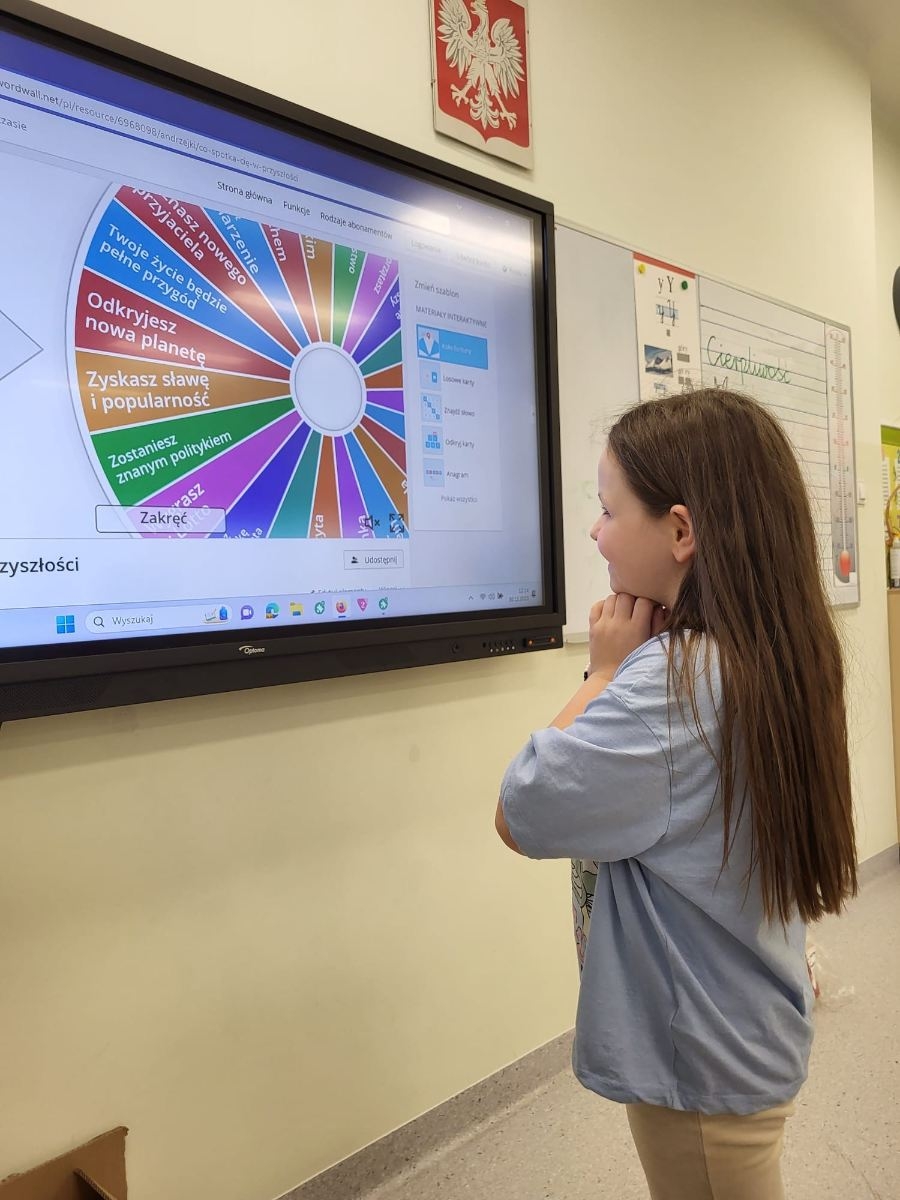 dzieci-tablica multimedialna