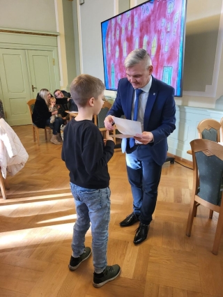 Dziecko odbierające nagrodę