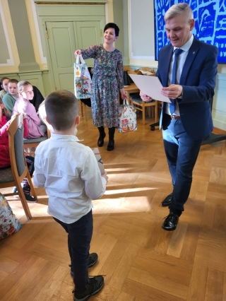 Dziecko odbierające nagrodę