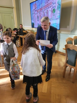 Dziecko odbierające nagrodę