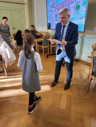 Dziecko odbierające nagrodę