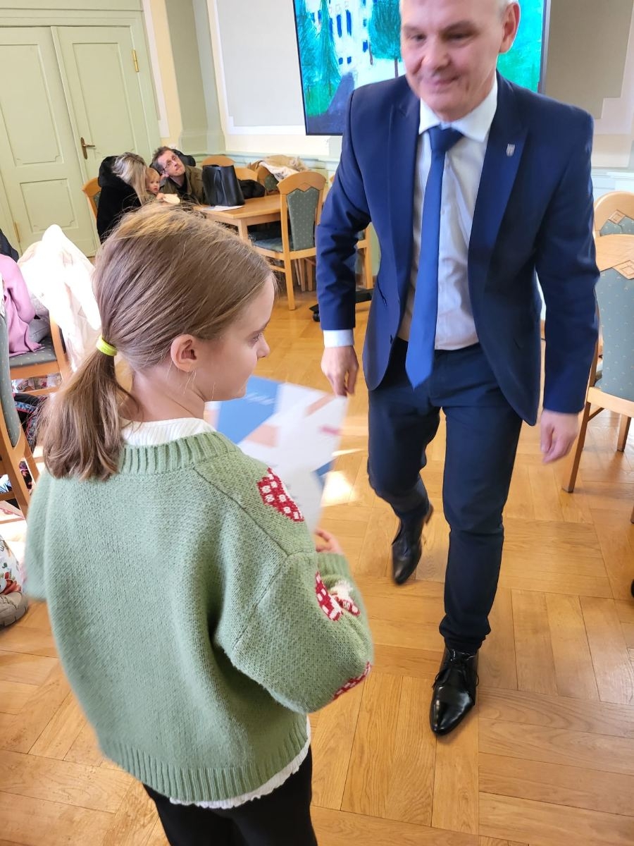 Dziecko odbierające nagrodę