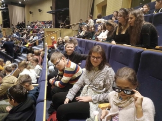 uczniowie w oczekiwaniu na spektakl