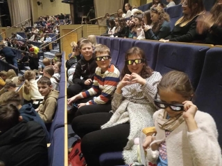 uczniowie w oczekiwaniu na spektakl