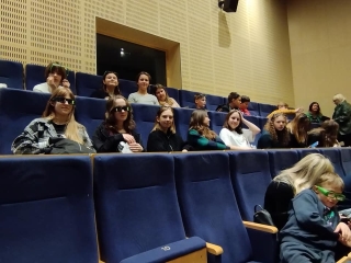 uczniowie w oczekiwaniu na spektakl