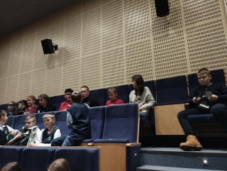 uczniowie w oczekiwaniu na spektakl