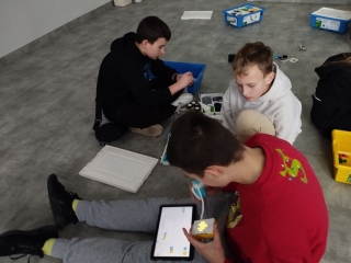 uczniowie z  koła informatycznego dołączyli do  konstruowania z klocków LEGO