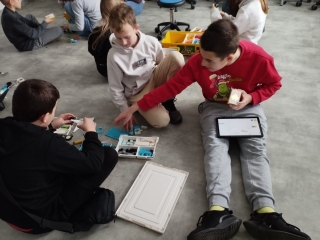 uczniowie z  koła informatycznego dołączyli do  konstruowania z klocków LEGO