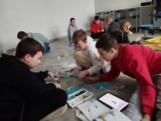 uczniowie z  koła informatycznego dołączyli do  konstruowania z klocków LEGO