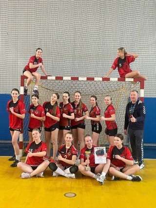 drużyna dziewcząt z 8a z trenerem