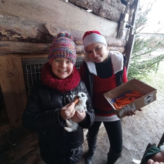 dziecko z królikiem