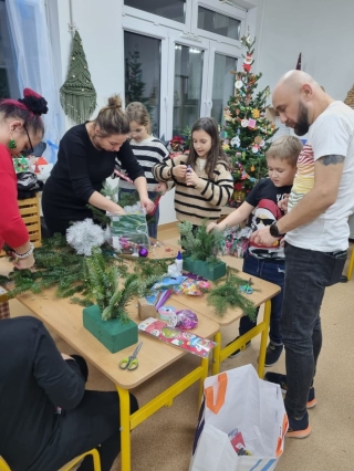 dzieci i rodzice robią stroiki