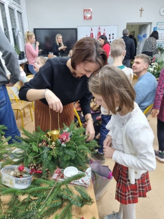 dzieci i rodzice robią stroiki