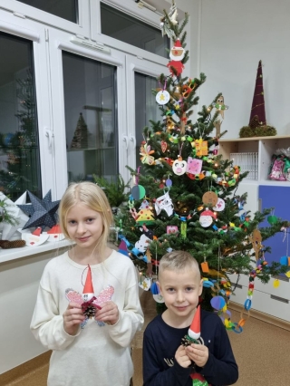 dzieci i rodzice robią stroiki